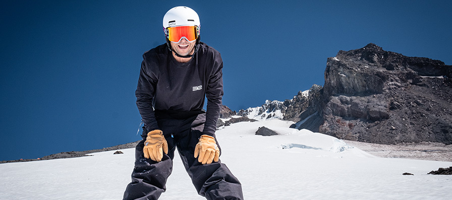 Snowboarder wearing the SMITH Squad MAG goggles and Rodeo Helmet